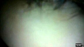 Domači video ženske, ki prvič poskuša anal