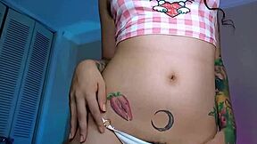 Ostin tonneittain uusia alushousuja ja näytän niitä pieruilla sisällä. Katso kinkkistä näyttelyäni!