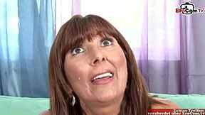 ¿La madura morena levanta público con polla negra grande?