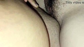 Hermanastro y Hermanastra Follando Mojado con Coño Grande y Polla Peluda Mientras Familias Están Afuera