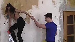 Storslået opsamlingspige kneppet hårdt på kamera i vild scene