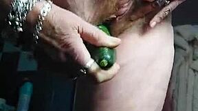 Hey, Oma benutzt Gurke auf wilde Weise