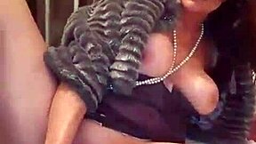 Velvet Rain 23 izvede osupljivo masturbacijo z velikimi zelenjavami, kar povzroči intenzivno škropljenje