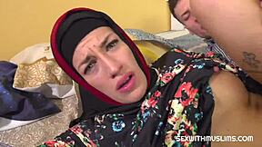 Θυμωμένος άντρας τιμωρεί τη γυναίκα του στο γκαράζ