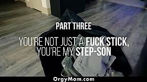 Hej pastork, uhvaćen kako buljiš na svoju novu maćehu? 😏