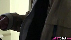 Britská babička jazdi na čiernom kurci v hardcore medzirasovom scéne