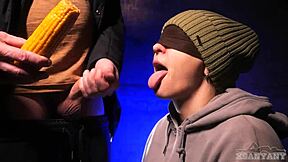 Veoma sam ljuta ali srećna što mi polubrat koristi usta za svoj kurac i spermu, prosipajući sve - xsanyany