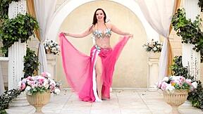 Penari Perut Rusia Imut Pamer Gerakan di Casting Rumahan