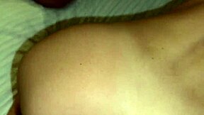 걸레 아내가 남편 놀라게 두 남자 데리고 와서 미친 갱뱅!