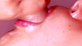 이봐, 이 작은 18+ 라티나 걸레가 빨아주고 얼굴에 싸는 거 봐!