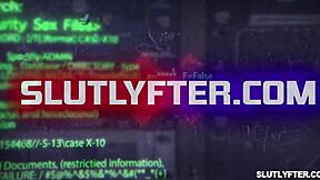 Krádežníčka Fiona Frost kľačí pred obrovským vtákom dôstojníka Giovanniho