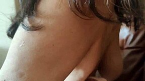 Madrasta fode enteado enquanto o corneia em cena fetichista