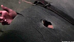 Busty slave mumifiseres og lenkes