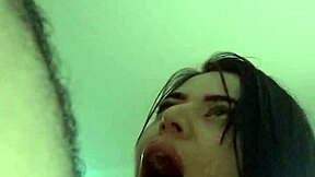 Tarkka suusessio: tyttö laukeaa kyrvälle ja nielaisee kaiken imeessään lisää