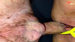 Hän vetää pois keltaiset alushousut ja naisee milf-kullia kovaa