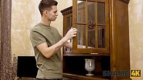 Studentul o futute pe matură în poziția cățelului pentru pedeapsă aspră