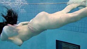 La adolescente 18+ de cabello oscuro Andrea flota en la piscina, mostrando su culo más caliente bajo el agua