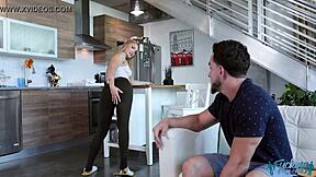 Nemůžu uvěřit, že dělám domácí úkoly s nevlastním synem, ale jeho velký pták je tak lákavý...