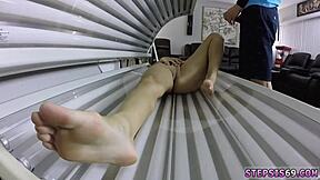 Wow, ta majhna 18+ najstnica da neverjetno pičko, on pa ji šlapa kurac po glavi v HD