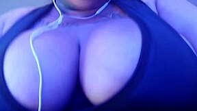 Mary Jhuana viser stor røv og piercinger i brystvorter i dampende gym badeværelse