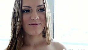 Človek, ta mlada ženska postane umazana z grobim kurcem vsak dan!