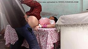 زوجين هنديين من القرية يتمتعان بجنس ديسي مع صوت هندي