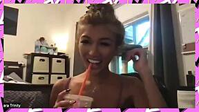 Clara Trinity Porn Yıldızı Şeritçi Olarak Soyunuyor Sezon 5'te