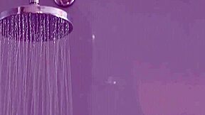 Tjejen njuter av softcore-scener