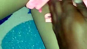 Stric se prikrade in otipa mojo tesno mini krilo.