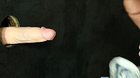 Wah, tengok babe bergaya ni main dildo di gloryhole!