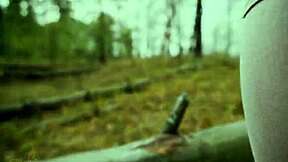 Prava amaterka u tesnim farmerkama pokazuje svoju liniju gaćica napolju.