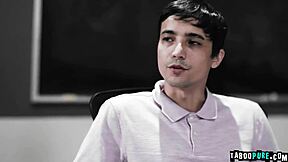 Opettaja Ricky opettaa Sophia Burnsia, mutta vittu, hän haluaa hänen neitsyyttään 😏 hän naidaa hänen perseään ja se rakastaa sitä 😍