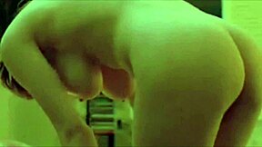 חזרה על סצנות עירום של אלכסנדרה דדאריו עם השדיים הגדולים המדהימים שלה חשופים