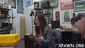 Skjønnhet elsker kuk og har sex i butikken?