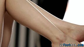 Hun hvisker: Nyd mine fødder giver dig denne varme fodjob mens jeg finger mine små voksne bryster og onanerer din store pik.