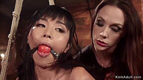 娇小18+亚洲奴隶在变态群交中感受激烈肛门假阳具操