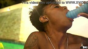 Ebony-Göttin Lyric Sky lutscht mit wilder Begierde