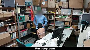 Zlodějka v obchodě šuká obchodního policajta pro imunitu teď!