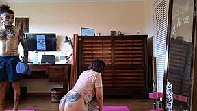 Retar styvbror med svettiga små 18+ pattar, längtar efter hans kinky stora rövknull