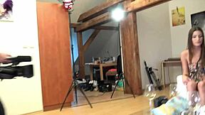 Garotas sexy e taradas dançando em vestidos apertados