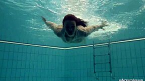 Gatinha húngara 18+ Petra tira a roupa nua só pra você... tão quente!