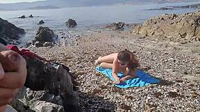 看看这个大胆暴露狂在海滩闪鸡巴给裸体熟女 她吸了他