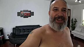 Eva Perez esittää kameroitten takana Tedin kartanossa amatöörien kanssa