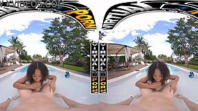 Skyla Suns dikongkek luar rumah di kolam dalam POV VR