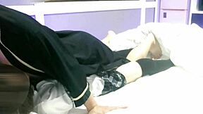 Pequeña Asiática en Uniforme Recibe Dedos y Más.