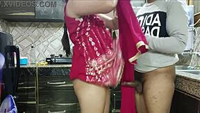 नॉटी सारा भाभी वर्जिन देवर को किचन में हार्ड चुदाई सिखाती है