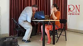 Ja sam pokvarena zaposlena bez gaćica zadirkujem i sisam kurac u kancelariji