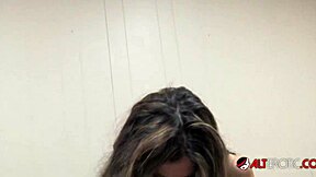 هانتر برايس تخرج عدة مرات مبللة وفوضوية