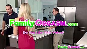 Yo, Stiefbroers En Zusjes Neuken Recht Op De Thanksgiving Eettafel!