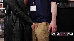 ΣΕ ΕΙΔΑ ΕΔΩ ΜΕ ΤΟ ΣΥΖΥΓΟ ΣΟΥ, ΜΕΓΑΛΑ ΣΤΗΘΙΑ MILF ΚΑΒΑΛΙΚΕΥΕΙ ΕΞΩΤΕΡΙΚΑ ΣΤΟ ΜΑΓΑΖΙ.